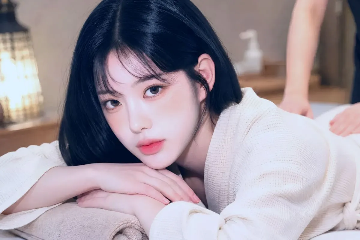 청담동출장마사지 관리사가 한강변 주거지 거실에서 아로마 코스를 진행하는 모습